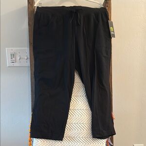Women’s casual  Black Capris.